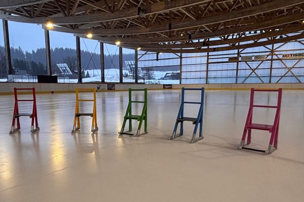 Petites chaises d'aide au patinage-Patinoire LL 6.2.2026-bis